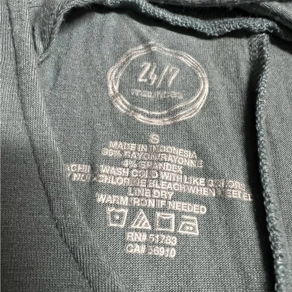 Keyhole Top - Picture 3 of 3